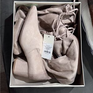 Elegant Women's Suede Boots - Tan